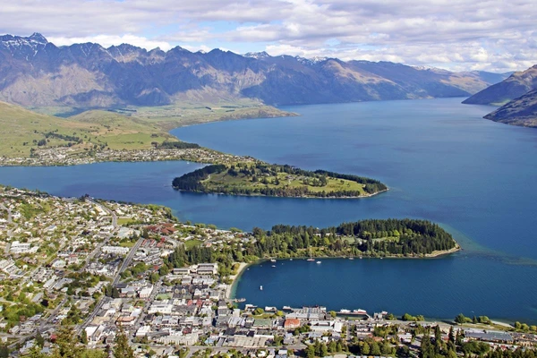 Queenstown: Entdecken Sie die Outdoor-Hauptstadt Neuseelands mit atemberaubenden Bergen und Seen.