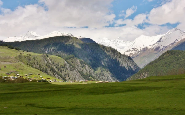 Omalo in Tuschetien – Erleben Sie die beeindruckende Landschaft beim Trekking durch Georgien