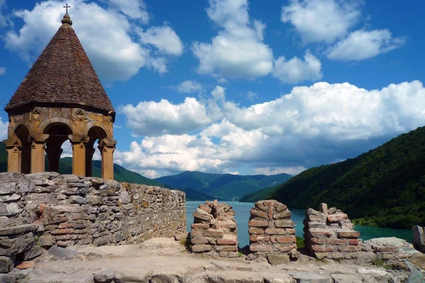 Panoramablick von der Ananuri-Kirche auf den Zhinvali-See in Georgien