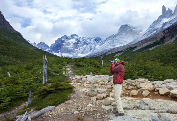 Ein Fotograf im Nationalpark Torres del Paine in Chile beim Fotografieren der Natur