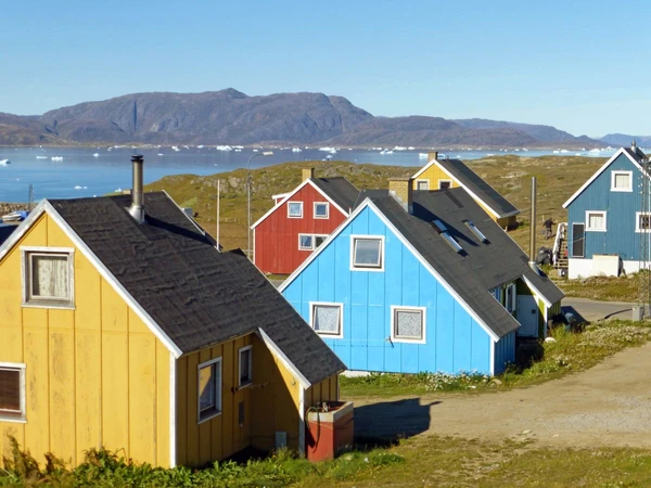 Bunte Häuser in Narsaq, Grönland: Entdecken Sie diese einzigartige Stadt der Arktis