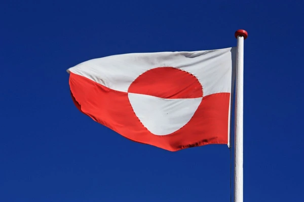 Grönländische Flagge vor dem blauen Himmel in Grönland