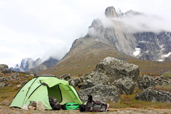 Zelt im Tasermiut-Camp: Atemberaubende Natur in Grönland erleben
