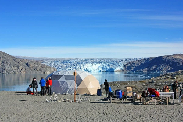 Gletschercamp mit Blick aufs Inlandeis in Grönland – Natur erleben