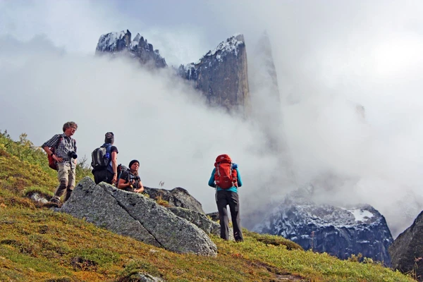 Blick auf die grandiosen Granitwände in Grönland während einer Wanderung