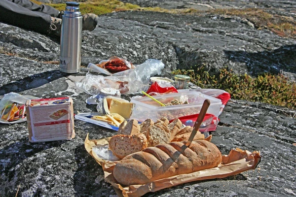 Mittagspause im Sonnenschein in der arktischen Landschaft Grönlands