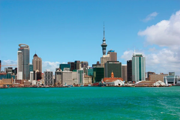Entdecken Sie die faszinierende Skyline von Auckland, Neuseeland am glitzernden Ozean.