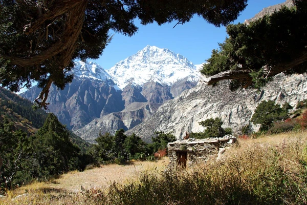 Blick aus dem Naar Phu Tal auf den majestätischen Pisang Peak in Nepal