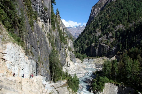 Schlucht am Begin des Naar Phu Tales in Nepal, umgeben von beeindruckender Natur