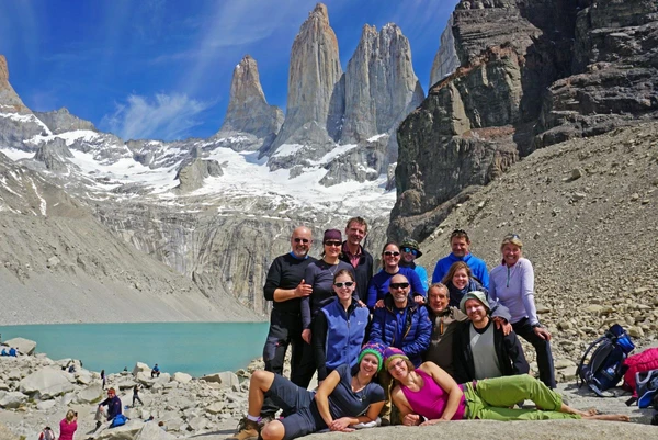 Gruppenfoto vor den Granittürmen im Nationalpark Torres del Paine in Chile