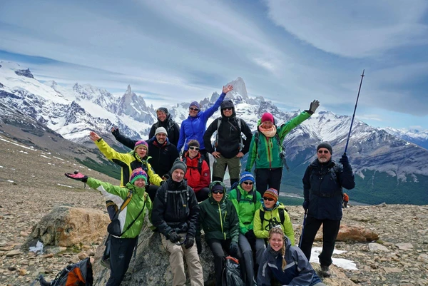 Gruppenfoto am Loma del Pliegue Tumbado in Patagonien, Argentinien