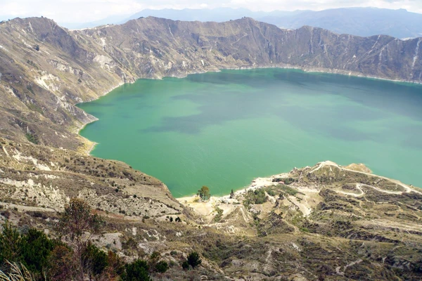 Die Laguna Quilotoa in Ecuador beeindruckt mit wechselnden Farben des Wassers.
