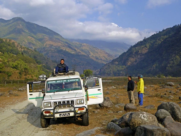 Abenteuerliche Jeep Fahrt nach Pokhara durch die malerische Landschaft Nepals