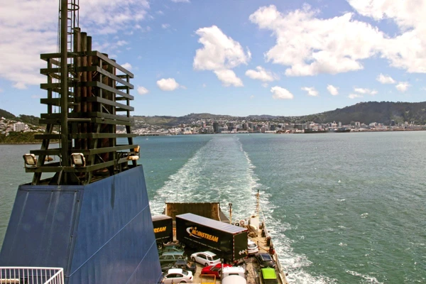 Hafenausfahrt mit der Fähre Wellington-Picton in Neuseeland