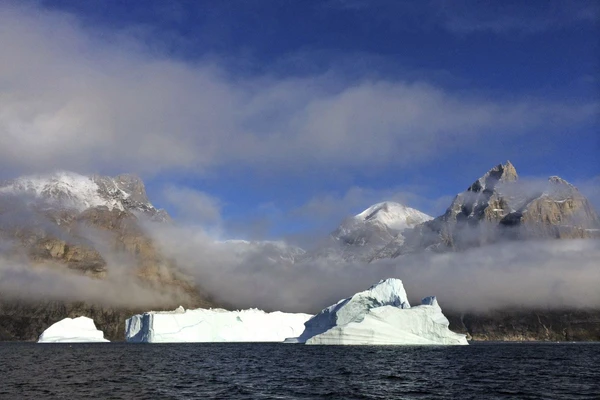 Gigantische Eisberge im Scoresby-Sund, Grönland - Ein Naturwunder in der Arktis