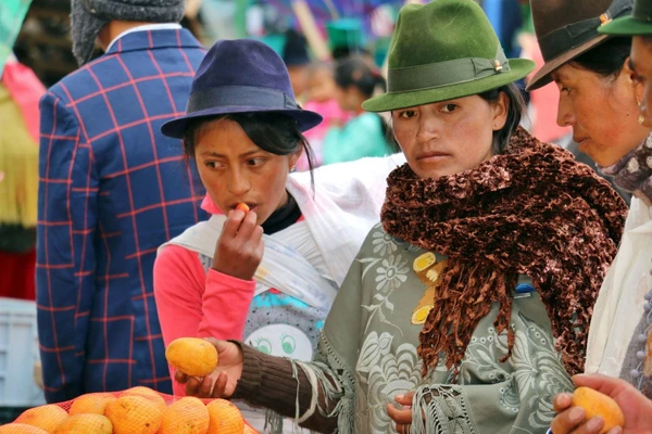 Erleben Sie den bunten Markt in Zumbahua, Ecuador: Authentische Begegnungen und frische Früchte