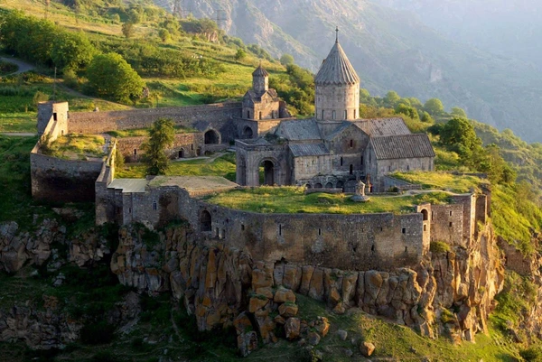 Erkunden Sie die beeindruckende Burg Tatev in den grünen Bergen Armeniens