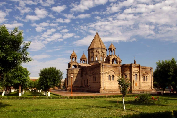 Kathedrale von Etschmiadsin: Einblick in die Kultur und Architektur Armeniens