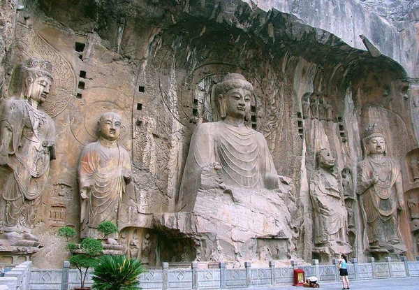 Entdecken Sie die faszinierenden Longmen-Grotten mit beeindruckenden Buddha-Skulpturen in China