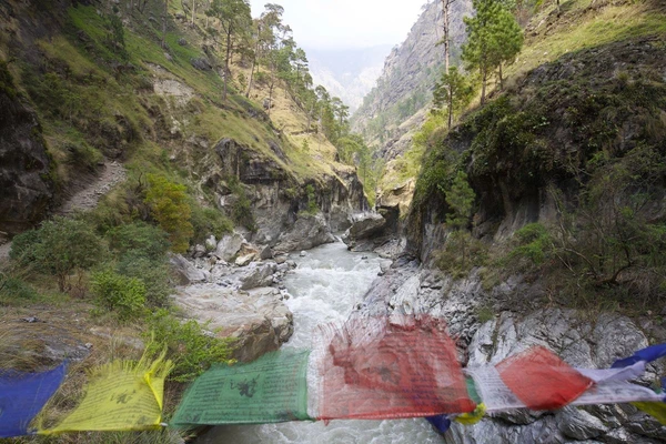 Beeindruckender Blick auf den Fluss in den Bergen Nepals