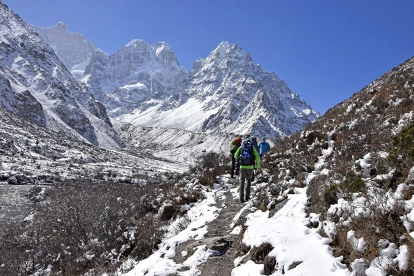Erleben Sie das Trekking in der beeindruckenden Berglandschaft des Kanchenjunga in Nepal