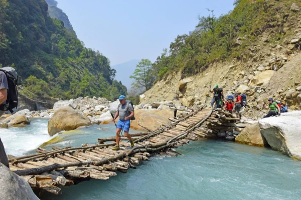 Abenteuerliche Flussüberquerung in den Bergen von Nepal