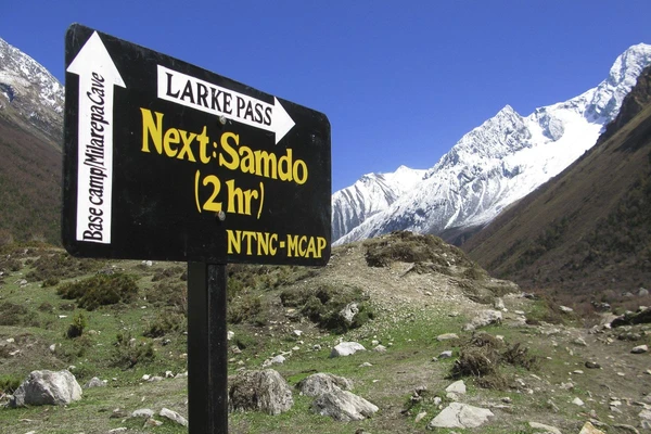 Wegweiser zum nächsten Ziel Samdo am Manaslu in Nepal