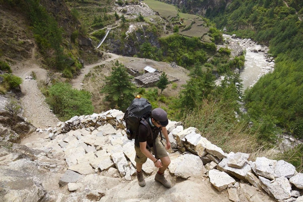 Wanderer beim Aufstieg in den Bergen von Manaslu, Nepal