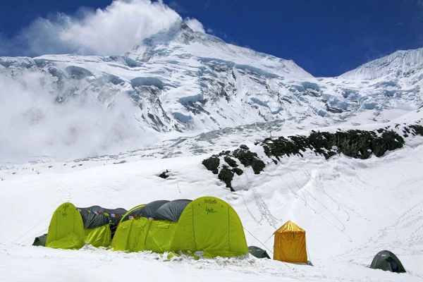 Zelte am Manaslu Base Camp in Nepal, umgeben von majestätischen Bergen