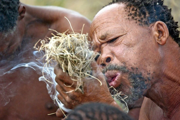 San-Buschmänner beim Feueranzünden in Namibia