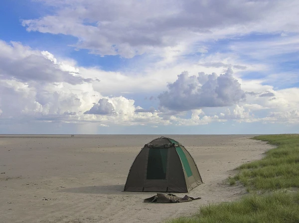 Zeltübernachtung an den Makgadikgadi-Salzpfannen in Botswana