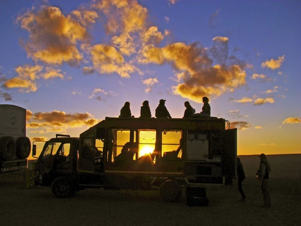 Sonnenuntergang auf einer Safari in Namibia vom Truck genießen
