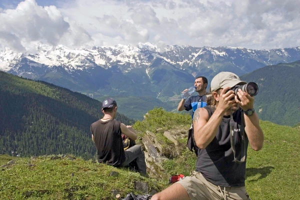 Pause am Guli-Pass (3000 m) – Trekking in den Bergen Georgiens