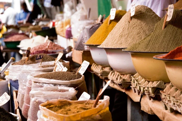 Gewürzmarkt in Kutaissi: Vielfalt der Gewürze in Georgien erleben
