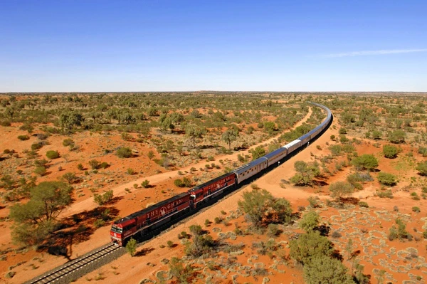 Zugfahrt durch die Wüste Australiens mit The Ghan in Ozeanien