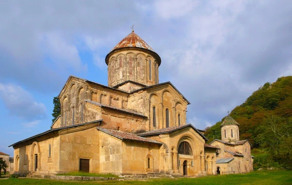 Die beeindruckende Klosteranlage Gelati unweit von Kutaissi in Georgien