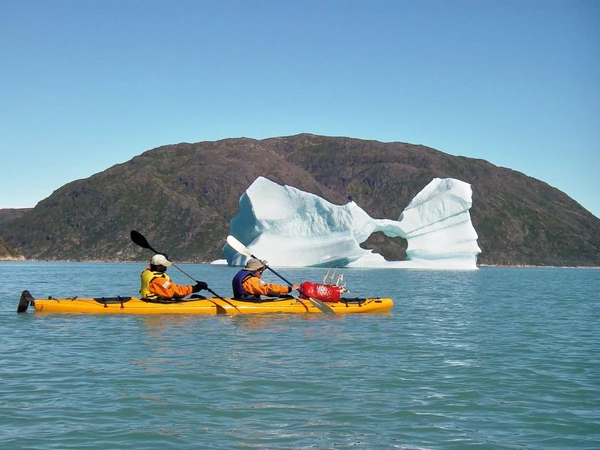 Kajaktour zwischen Eisbergen in der beeindruckenden Landschaft Grönlands
