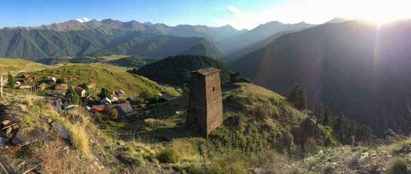 Entdecken Sie Omalo mit Wehrturm und beeindruckenden Bergen in Georgien