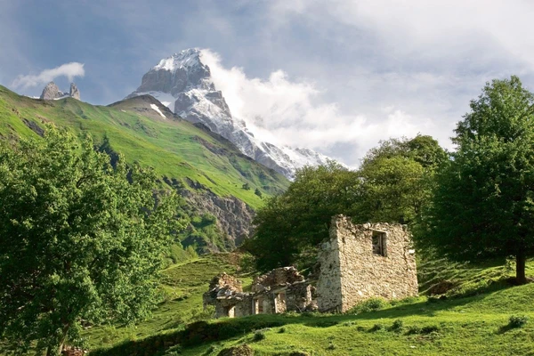 Alte Ruine mit Ushba: Entdecken Sie Georgiens Schatz in den Bergen