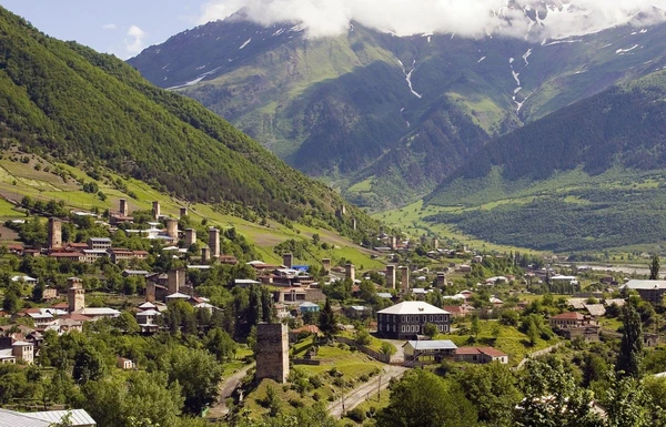 Panoramablick auf das Dorf in Swanetien, umgeben von beeindruckenden Bergen in Georgien