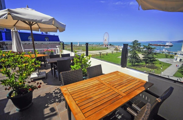 Terrasse des World Palace Restaurants in Batumi – Aussicht auf Meer und Vergnügungspark