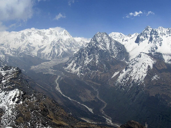 Blick vom Sinelapcha-Pass auf die majestätischen Berge des Kanchenjunga in Nepal
