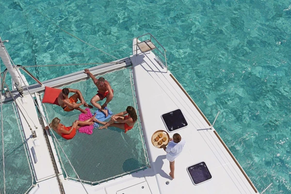 Sonnenbad an Deck – Katamaran Lagoon 620 in Französisch-Polynesien