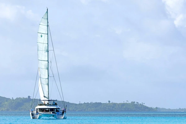 Katamaran Lagoon 620 segelt vor der Insel Rangiroa in Französisch-Polynesien