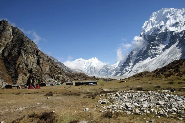 Lhonak mit Blick auf den Wedge Peak im Himalaya, Nepal