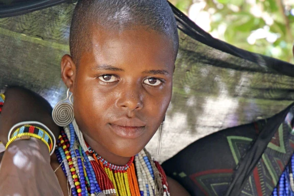 Junges Arbore-Mädchen in Äthiopien mit traditionellem Schmuck