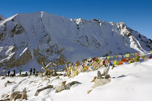Passhöhe Larkya La (5135 m) – Abenteuer in Nepal umgeben von majestätischen Bergen