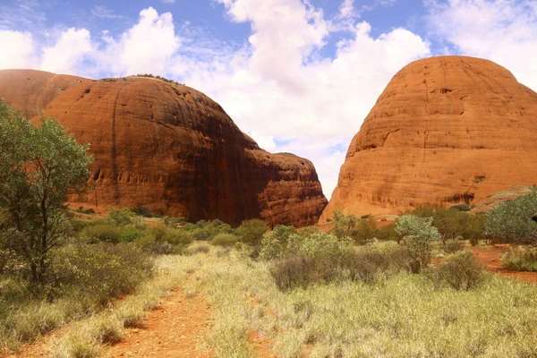 Kata Tjuṯa (Mount Olga) im Uluru-Kata-Tjuta-Nationalpark, Australien