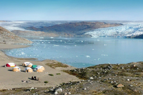 Blick auf das Camp bei Qaleraliq in der arktischen Landschaft Grönlands