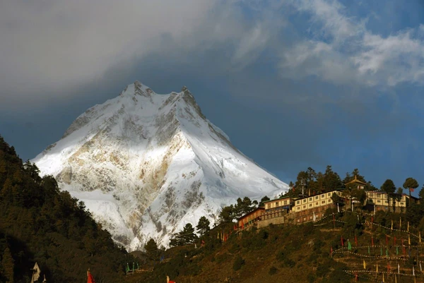 Blick zum Manaslu (8163 m) mit Kloster Ribung in Nepal